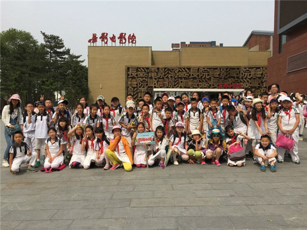 556ea5ee9ee77.jpg 四年六班电影城合影(1).jpg