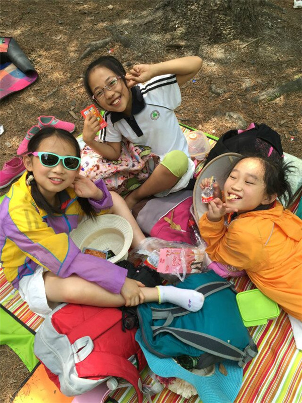 556ea692a4bea.jpg 四年六班丰盛的野餐.jpg