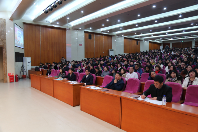 58778203d01c8.jpg 14全校教职员工认真听会现场掠影.jpg