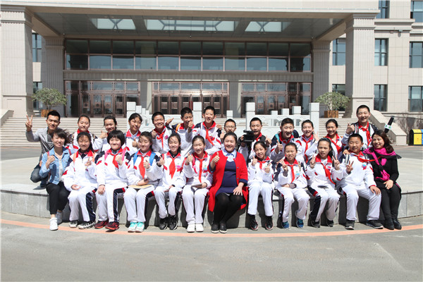 58f5b18833a81.jpg 0 21名同学在5位老师的带领下走进交通之声.jpg