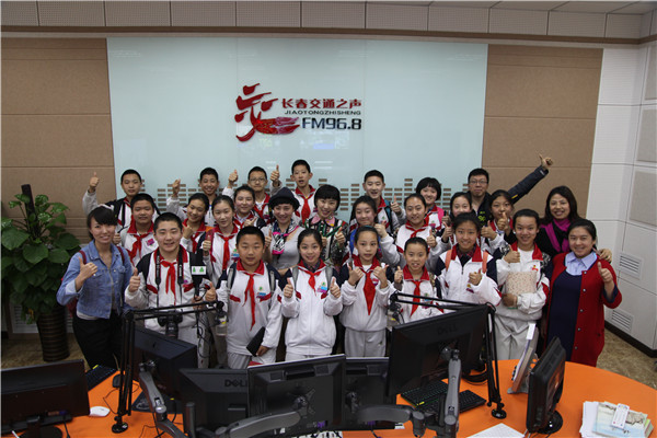 58f5b2e92de96.jpg 11直播间中的全家福.jpg