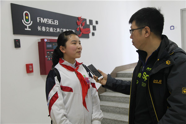 58f5b3a407afc.jpg 13 张一然记者正在采访肖澜熙同学参观后的感受.jpg