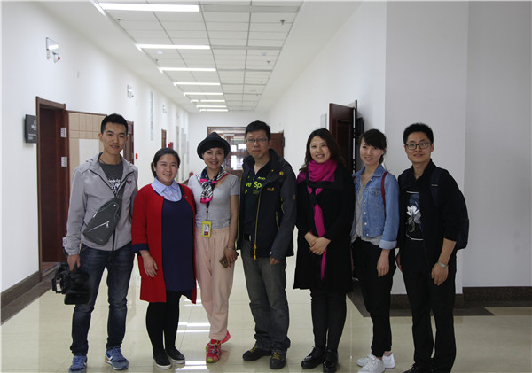 58f5b3d00c577.jpg 14 5位带队教师与主播可欣、记者张一然合影留念.jpg