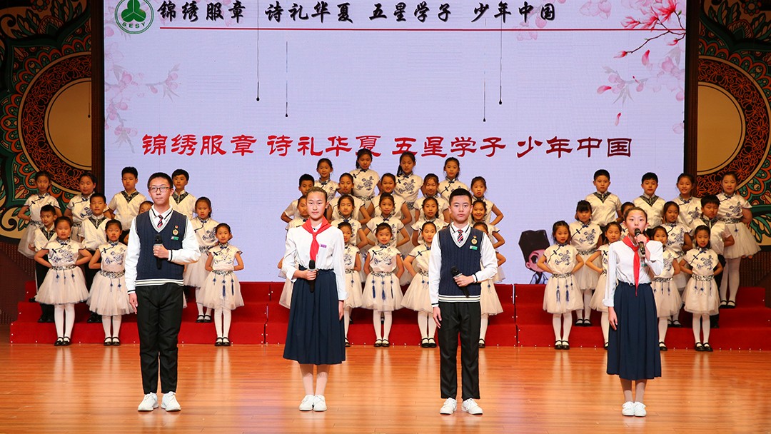 5fb467e573ba6.jpg 5 四位学生主持人.jpg